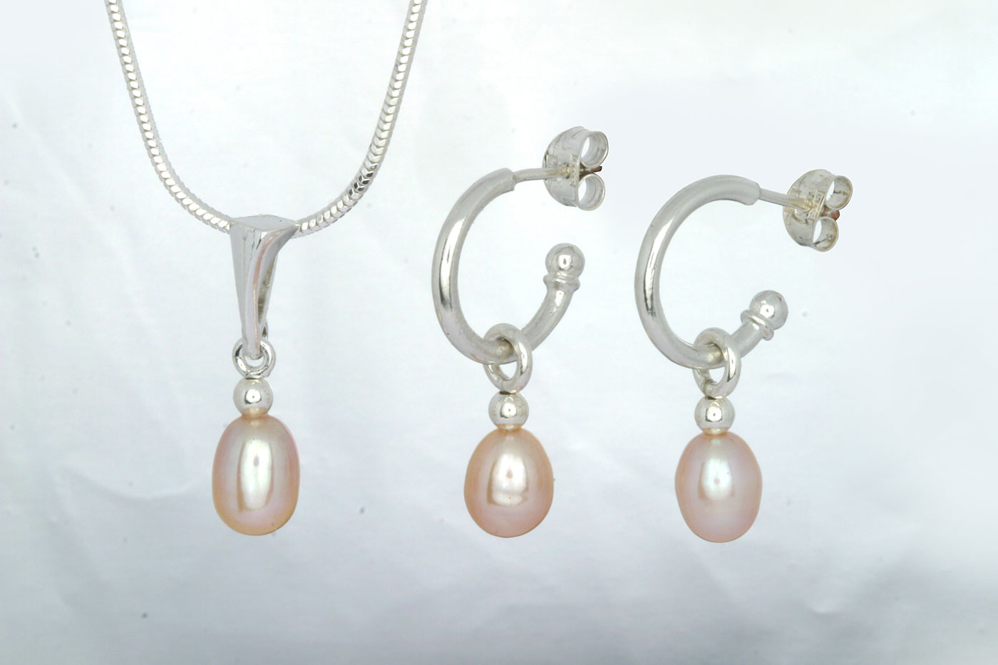 Korvakorut 3111, 3/4 rengas 14/2mm, tappi 0.9/10mm. Hinta: 28€<br/>
							Riipus 5111, 24mm. Hinta: 18€<br/>
							Aidot makeanveden helmet 6x8mm, väri: pinkki. 925 hopeaa<br/>
							Hopeinen käärmeketju 1.2mm, 45cm. Hinta: 14€