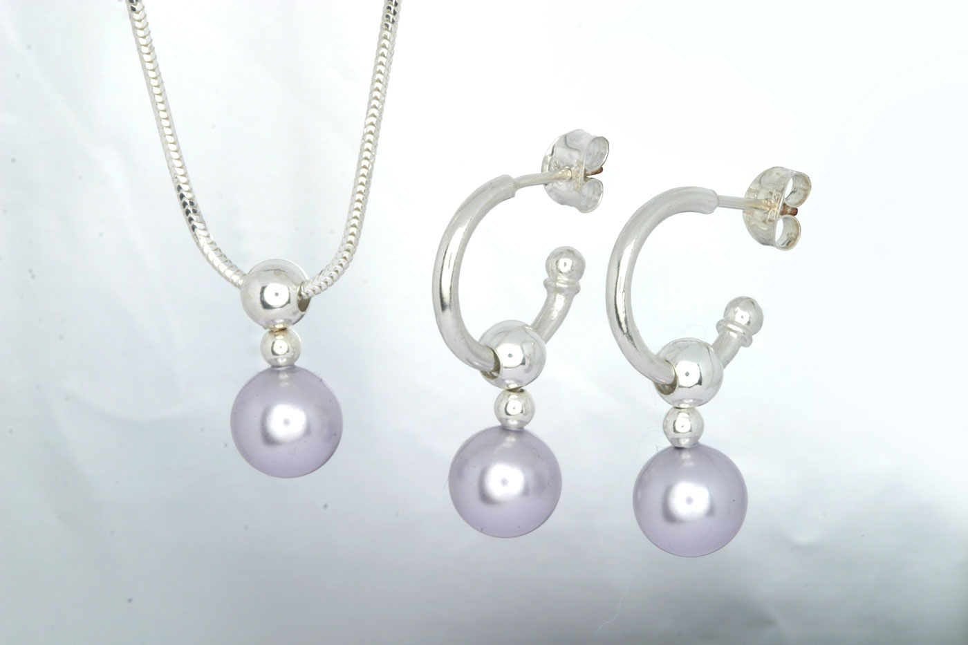 Korvakorut 3104, 3/4 rengas 14/2mm, tappi 0.9/10mm. Hinta: 26€<br/>
							Riipus 5104, 16mm. Hinta: 16€<br/>
							Swarovski lasihelmet Ø 8mm, väri: levander. 925 hopeaa<br/>
							Hopeinen käärmeketju 1.2mm, 45cm. Hinta: 14€