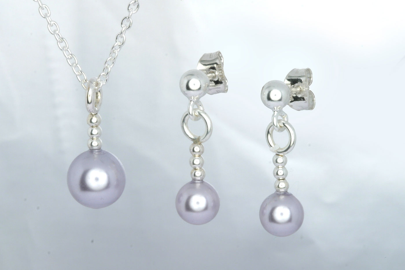 Korvakorut 3103,  tappi 0.9/10mm. Hinta: 17€<br/>
							Riipus 5103, 16mm. Hinta: 12€<br/>
							Swarovski lasihelmet Ø 6mm, väri: levander. 925 hopeaa<br/>
							Hopeinen ankkuriketju 1.6mm, 45cm. Hinta: 10€