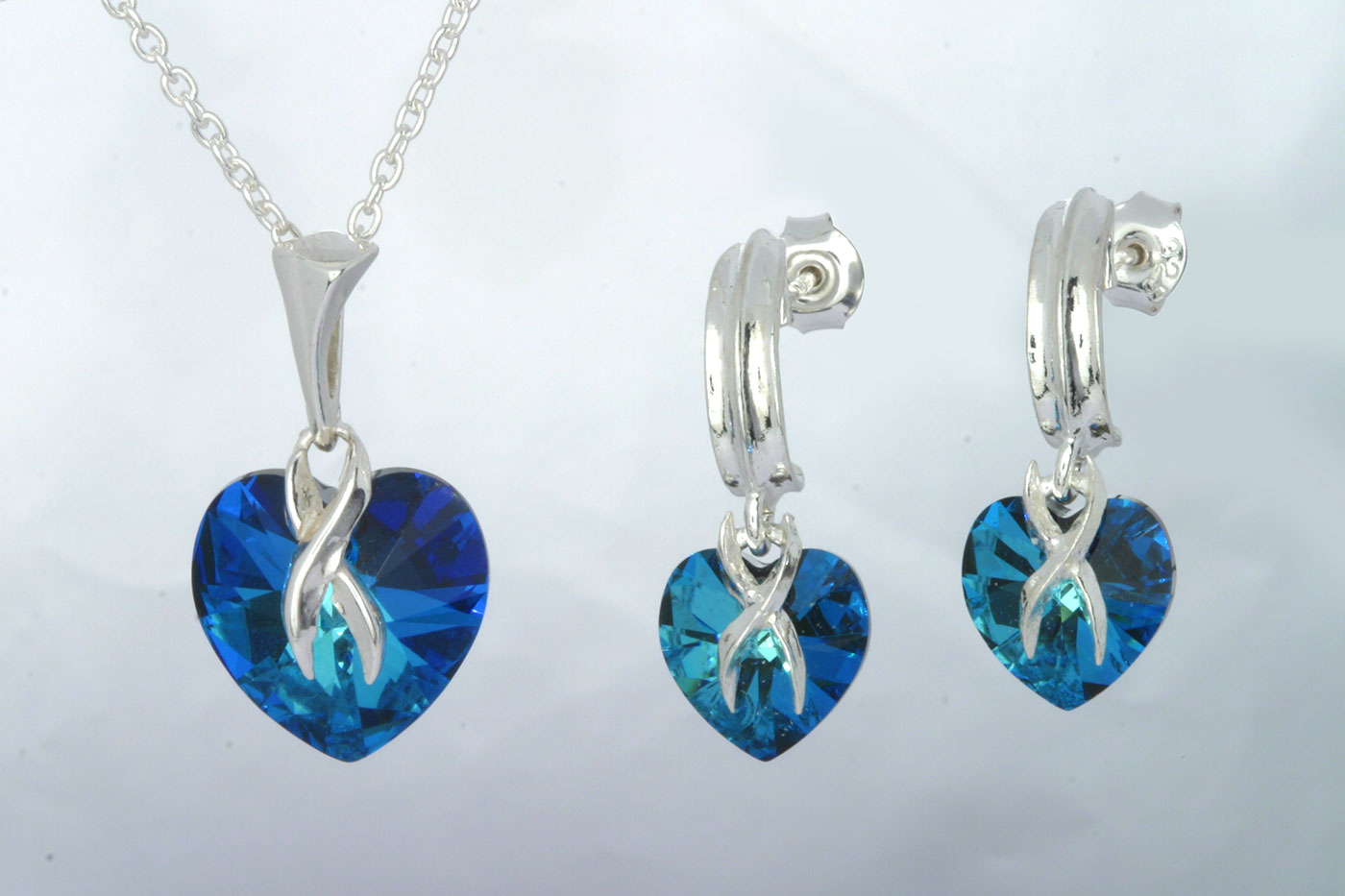Korvakorut 3122, 24mm. Tappi 0.9/10mm. Swarovski sydän 10x10mm, väri: bermuda blue. Hinta: 28€<br/>
							Riipus 5106. 25mm. Swarovski sydän 14x14mm, väri: bermuda blue. Hinta: 24€<br/>
							925 hopeaa<br/>
							Hopeinen ankkuriketju 1.6mm, 45cm. Hinta: 10€