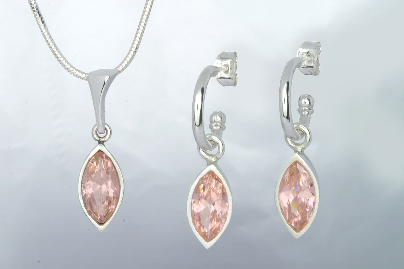 Korvakorut 3109, 3/4 rengas 14/2mm, tappi 0.9/10mm. Hinta: 36€<br/>
							Riipus 5108. 25mm. Hinta: 24€<br/>
							Zirkon 6x12mm, väri: pinkki. 925 hopeaa<br/>
							Hopeinen käärmeketju 1.2mm, 45cm. Hinta: 14€